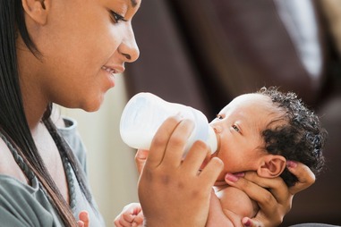 breastfeeding and bottle feeding newborn